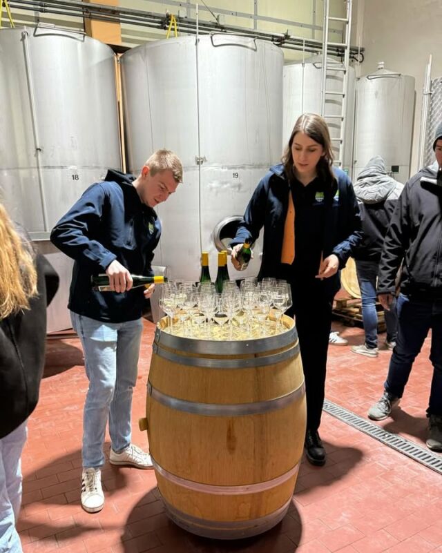 Gestern Abend war ich zu Gast bei der Jahreshauptversammlung der Bayerischen Jungbauernschaft Unterfrankens im Weingut Gamm in Markt Einersheim (Lkr. Kitzingen). 🧑‍🌾🚜🎋👩‍🌾

Jungwinzerin Johanna Gamm führte uns durch ihren beeindruckenden 10-ha-Weinbaubetrieb mit Direktvermarktung und Gastronomie. Anschließend fand die Versammlung statt, bei der ich ein Grußwort sprechen durfte und viele engagierte Jungbäuerinnen und -bauern traf. Danke für den inspirierenden Abend voller Austausch und neuer Impulse! 🍇🌱  

#jungbauernschaft #weinbau #unterfranken #landwirtschaft #junglandwirte #heimat #regionalität #weingut #nachhaltigkeit #zukunftlandwirtschaft #stefankoehler