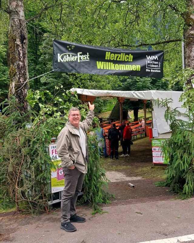 Ich wünsche euch ein gesegnetes Pfingsten und einen schönen Start in die Ferienzeit! 🕊 ✝️

Pfingsten steht für mich neben Religion auch für Gemeinschaft und gelebte Tradition. In dieser Woche war ich wieder beim 53. Köhlerfest in Frammersbach. Es hat zwar nicht direkt mit mir zu tun, aber viel mit der Geschichte unserer Spessart-Region. 😉

Die Köhlerei war im 19. Jahrhundert ein bedeutender Wirtschaftszweig im Spessart. Heute erinnert das Köhlerfest daran und ist zu einem festen Bestandteil unserer Heimat geworden. Mit seinem vielfältigen Angebot zieht es jedes Jahr viele Menschen – ob jung oder alt – in den Spessart. Handwerk, Heimat und Begegnung: All das verbindet sich im Köhlerfest. Und genau deshalb passt es auch perfekt zu Pfingsten – eine kleine Auszeit vom Alltag inmitten der Natur. 🌳

#pfingsten #köhlerfest #tradition #heimat #wahlkreis #ferienstart #gemeinschaft #spessart #stefankoehler