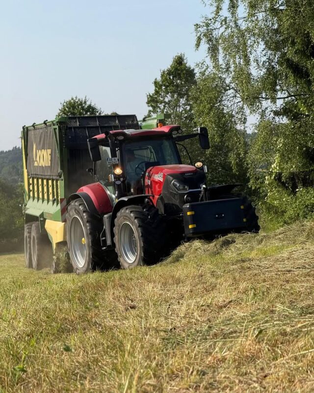 Tage wie heute erinnern mich daran, warum ich mit Leidenschaft Landwirt bin. Perfektes Wetter, um gemeinsam draußen anzupacken und richtig etwas zu bewegen. Gras rein, Folie drauf? Klingt vielleicht simpel, aber es steckt jede Menge Arbeit, Technik und Teamgeist dahinter. 🙌 👍

Nachdem wir gestern gemäht und geschwadet haben, stand heute das Einfahren der Silage auf dem Plan. Wie immer konnte ich mich dabei auf die zuverlässige Unterstützung meines Lohnunternehmers Sebastian Staab verlassen – ein riesiges Dankeschön für die starke Zusammenarbeit! 

Das Silagegut wird sauber mit dem Kurzschnittladewagen ins Fahrsilo gebracht, dort Schicht für Schicht mit dem Schlepper verdichtet und anschließend luftdicht mit Folie abgedeckt – für hochwertiges Futter und beste Gärqualität. 🚜 🧑‍🌾

📸 Hier ein paar Eindrücke unserer Aktion.

#silage2025 #landwirtschaft #futterernte #teamarbeit #bauernleben #landleben #landwirtschaftmitleidenschaft #bauernhofmomente #spessart #stefankoehler