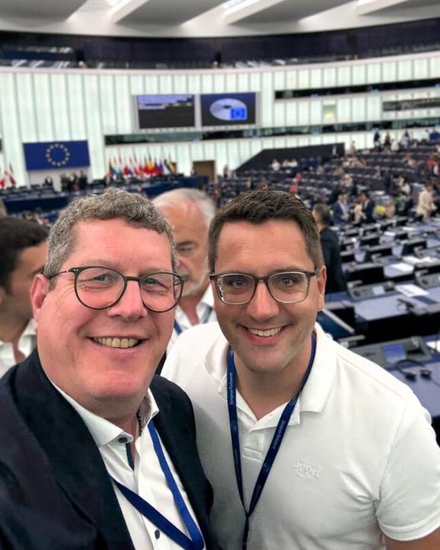 Am Dienstag hat das Europäische Parlament mit deutlicher Mehrheit (622 Ja-Stimmen) eine Entschließung zur Stärkung des ländlichen Raums verabschiedet. Ein klares Signal, denn die Kohäsionspolitik muss unsere Regionen noch besser unterstützen. 👍 🇪🇺

Unser Europa kann nur dann weiter zusammenhalten und wachsen, wenn wir gleichwertige Lebensverhältnisse in der Union sicherstellen. Sie muss mit der Zeit gehen, denn auch hochentwickelte Regionen wie Bayern stehen vor tiefgreifenden Transformationsprozessen. Deshalb ist es entscheidend, dass die Kohäsionspolitik weiterhin alle Regionen erreicht, nicht nur dort, wo Rückstände aufgeholt werden müssen, sondern auch dort, wo Wandel aktiv gestaltet wird. Auch mein Wahlbezirk liegt mir dabei besonders am Herzen. Ich werde mich weiterhin mit Nachdruck dafür einsetzen, dass ländliche Räume wie zum Beispiel die Region Spessart nicht ins Hintertreffen geraten.

Ein großer Dank gilt meinem Kollegen Christian Doleschal, EVP-Berichterstatter, der mit großem Engagement an dieser Entschließung mitgewirkt hat. 🤝

📸 Quelle 2. Bild EP Fotograf 

#eu #europa #straßburg #kohäsionspolitik #ländlicherraum #transformation #spessart #strukturförderung #heimatbewahren #regionenstärken #stefankoehler