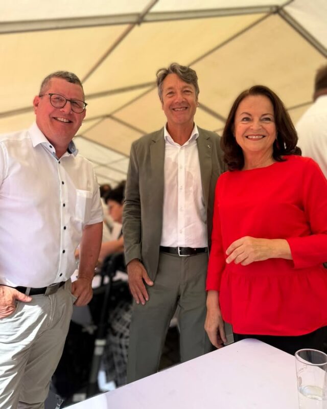 Der Johannitag 2025 in Triesdorf war wieder ein großartiges Erlebnis voller Eindrücke, Begegnungen und Inspiration! 💪👍

Vielen Dank an die Landwirtschaftlichen Lehranstalten Triesdorf für die Einladung und die perfekte Organisation. Besonders gefreut hat mich die Teilnahme unseres Ministerpräsidenten Dr. Markus Söder und des Bezirkstagspräsidenten Peter Daniel Forster, die mit ihrer Eröffnung und Reden die Bedeutung von Bildung und Innovation für unsere Landwirtschaft deutlich gemacht haben.

Ein großes Dankeschön auch an die hunderten Ausstellenden und die tausenden Gäste sowie für die spannenden Einblicke in das vielseitige Bildungsangebot der zehn Schulen und der Hochschule Weihenstephan-Triesdorf. Ich freue mich schon auf das nächste Jahr und viele weitere interessante Gespräche. Persönlich liegt mir Triesdorf besonders am Herzen: 1991 habe ich meinen Abschluss als Diplom-Agraringenieur (FH) mit dem Schwerpunkt Agrarökonomie an der Hochschule Weihenstephan-Triesdorf gemacht. Seither verbindet mich viel mit diesem Ort und seiner Bedeutung für die landwirtschaftliche Bildung in Bayern. 🚜 🧑‍🌾 🌾

#johannitag2025 #sonntag #triesdorf #bayern #mittelfranken #wahlkreis #landwirtschaft #bildung #mittelstand #innovation #weihenstephantriesdorf #immeraufachse #stefankoehler
