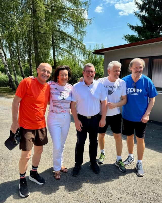 Was für ein Wochenende! Zwei Haßfurt-Tage, geprägt von Bewegung und Begegnung. 🙌

Der sportliche Auftakt war am Samstag: Als Schirmherr durfte ich den Benefizlauf für Kinder rund um den Haßfurter Galgenfeldsee begleiten. Großer Dank an die Senioren Union und Junge Union Haßberge für die gelungene Organisation. Viele kleine und große Läuferinnen und Läufer gingen für den guten Zweck an den Start, darunter auch unsere Bundesministerin Dorothee Bär, MdB sowie unser Bezirksvorsitzender Steffen Vogel  MdL und Landrat Wilhelm Schneider. Mit jeder gelaufenen Runde wurde Gutes getan. Ein großartiges Event mit viel Herz. Danke an alle, die dabei waren! 💪🏆🏃‍♀️🏃‍♂️

Am Sonntag folgte der nächste Höhepunkt: Der Tag der Franken verwandelte Haßfurt in ein großes Fest. Mit dabei waren Ministerpräsident Dr. Markus Söder, zahlreiche weitere Mandatsträgerinnen und Mandatsträger wie Winfried Bausback MdL sowie tausende Bürgerinnen und Bürger. Über 200 Stände, Bühnen, ein bunter Festzug und viele persönliche Begegnungen setzten ein starkes Zeichen für unsere fränkische Identität. Danke an alle, die mitgefeiert, mitgewirkt und mitorganisiert haben! 💪🎉

#hassfurt #benefizlauf #tagderfranken #laufendgutestun #gemeinsambewegen #frankenfeiert #wahlbezirk #stefankoehler