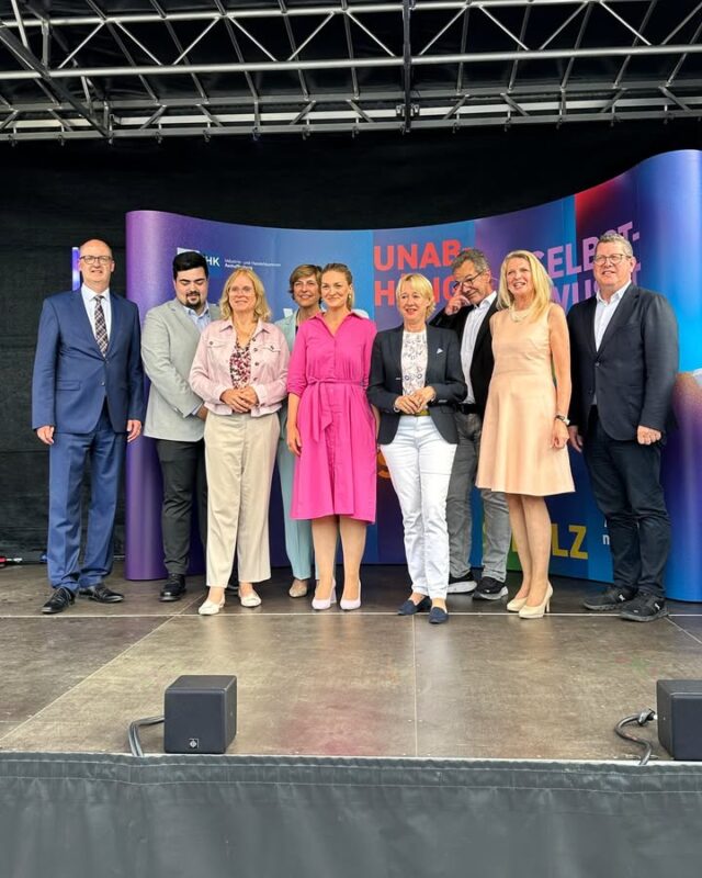 Sonnenschein, starke Impulse und gute Gespräche beim Sommerempfang der IHK Aschaffenburg am 18. Juli. 🤝 ☀️

Ich habe die Einladung gerne angenommen, um mit Unternehmerinnen und Unternehmern aus der Region über aktuelle Herausforderungen ins Gespräch zu kommen: Bürokratie, Energiepreise, Zölle, Fachkräftemangel ... 

Was es jetzt braucht? Unter anderem weniger Hürden. Dafür mehr Mut zur Veränderung für konkrete Lösungen und nachhaltigen Wohlstand. Die Eindrücke nehme ich mit nach Brüssel und Straßburg. 💪📈

#ihkaschaffenburg #sommerempfang #wirtschaftuntermain #euabgeordnetevorort #bürokratieabbau #fachkräftesicherung #regionstärken #fuerslandunddieleut #gescheitepolitik #stefankoehler