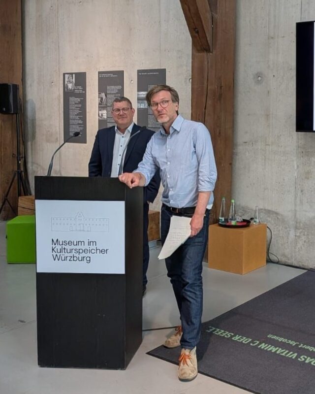2025 jährt sich der Bauernkrieg zum 500. Mal. Im Rahmen der künstlerischen Ausstellung „BAUERN. Protest – Aufruhr – Gerechtigkeit“ im Museum im Kulturspeicher Würzburg durfte ich in dieser Woche einen Vortrag zum Thema „Landwirtschaft im Wandel“ halten. Ein spannender Ort – auch für einen Blick auf die aktuellen Herausforderungen der Landwirtschaft: zwischen Klimakrise, Strukturwandel und gesellschaftlichem Druck. Vielen Dank für den interessanten Austausch! 👩‍🌾 👍 🧑‍🌾

Weitere Informationen: 👉 www.kulturspeicher.de/ausstellungen/wechselausstellungen/545514.BAUERN-Protest-Aufruhr-Gerechtigkeit.html

#landwirtschaft #bauernkrieg #kulturspeicher #würzburg #strukturwandel #klimakrise #vortrag #bauern #geschichteundgegenwart #stefankoehler