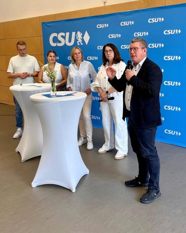 Am vergangenen Freitag feierten die beiden CSU-Kreisverbände Aschaffenburg-Stadt und -Land ihr diesjähriges Sommerfest in der Gemeinde Waldaschaff. Ehrengast des Abends war die stellvertretende Generalsekretärin der CSU und Landtagsabgeordnete Tanja Schorer-Dremel. Gemeinsam mit Andrea Lindholz sowie der Jungen Union Aschaffenburg Stadt und Land stießen wir eine lebendige Diskussion über aktuelle politische Themen an. 🤝 👍 🎤

Trotz stürmischen Wetters und einiger nasser Gäste ließen wir uns die gute Stimmung natürlich nicht nehmen. Neben den vielen anregenden Gesprächen hatten wir Mandatsträger zudem die schöne Gelegenheit, den zahlreichen Helferinnen und Helfern herzlich zu danken, die den vergangenen Bundestagswahlkampf erneut mit großem Engagement und viel Herzblut unterstützt haben. Euer Einsatz macht den Unterschied! 💪 👏

Vielen Dank für die Einladung und die Organisation dieses gelungenen Festes! 😊

#csu #sommerfest #waldaschaff #aschaffenburg #wahlkampfhelfer #csuland #csustadt #gemeinschaft #politikvordort #tanjaschorerdremel #stefankoehler