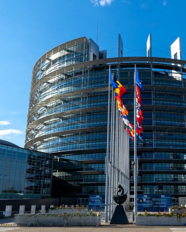 Wer macht eigentlich was in der Europäischen Union? Kennt ihr alle sieben EU-Organe? 

📌 Bild 1 - Europäisches Parlament: Die Stimme der Bürgerinnen und Bürger, direkt gewählt, beschließt Gesetze, entscheidet mit über den EU-Haushalt und kontrolliert die EU-Kommission. Sitz in Brüssel, Straßburg und Luxemburg.
📌 Bild 2 - Rat der EU: Stimme der Mitgliedstaaten und deren Regierungen, beschließt Gesetze und Haushalt gemeinsam mit dem Parlament. Sitz in Brüssel.
📌 Bild 2 - Europäischer Rat: Stimme der Staats- und Regierungschefs. Gibt die politische Richtung vor und trifft Grundsatzentscheidungen. Sitz in Brüssel.
📌 Bild 3 - Europäische Kommission: Macht Vorschläge für EU-Gesetze, und überwacht als "Hüterin der Verträge" die Einhaltung des EU-Rechts und die EU-Politik durch die EU-Länder. Sitz in Brüssel.
📌 Bild 4 - Europäischer Gerichtshof (EuGH): Sorgt für einheitliche Anwendung des EU-Rechts, entscheidet nach Antrag über Streitigkeiten, die die Auslegung, Anwendung oder Gültigkeit des EU-Rechts betreffen – etwa zwischen Mitgliedstaaten, EU-Institutionen, Unternehmen oder nationalen Gerichten. Sitz in Luxemburg. 
📌 Bild 5 - Europäische Zentralbank (EZB): Gewährleistet Preisstabilität, gestaltet gemeinsam mit den nationalen Zentralbanken die Geldpolitik. Sitz: Frankfurt am Main.
📌 Bild 6 - Europäischer Rechnungshof: Prüft die Verwendung von EU-Geldern, stärkt Transparenz und Kontrolle, hat aber keine Strafbefugnis. Sitz in Luxemburg.

Hab ich etwas vergessen? 🧐
Schreibt es gerne in die Kommentare! ✍

📷 Quelle: Pixabay, Europäische Union (EU), Gerichtshof der Europäischen Union (EuGH), Europäische Zentralbank (EZB), Europäischer Rechnungshof

#eu #brüssel #straßburg #luxemburg #europäischesparlament #ratdereu #europäischerrat #eukommission #eugh #ezb #rechnungshof #stefankoehler