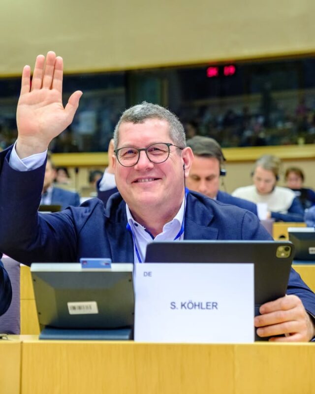 Bürokratie nervt – oder? Die Europäische Union steht oft in der Kritik, vieles zu überregulieren. Trotzdem können wir in vielen Bereichen nicht auf sie verzichten: 

✅ Einheitliche Standards schützen Verbraucherinnen und Verbraucher
✅ Gemeinsame Regeln erleichtern Handel, Reisen und Arbeiten.
✅ Klare Verfahren stärken Demokratie und Rechtsstaatlichkeit.

❌ Prozesse sind oft langsam und schwer durchschaubar.
❌ Überregulierung kann Innovation bremsen.
❌ Bürgernähe geht zwischen Akten verloren.

Bild 1 zeigt mich bei meiner Arbeit an EU-Gesetzen im EU-Parlament, damit meine Kolleginnen, Kollegen und ich wie in Bild 2 mehr Zeit bei unserer eigentlichen Arbeit verbringen können. 👩‍🌾 🧑‍🌾

Was meint ihr: Überwiegen die Vor- oder Nachteile? Schreibt es gerne in die Kommentare! 

#eu #bürokratie #eupolitik #proundcontra #europa #politikalltag #deinemeinungzählt #europadirekt #miteinanderreden #europaverbindet #stefankoehler