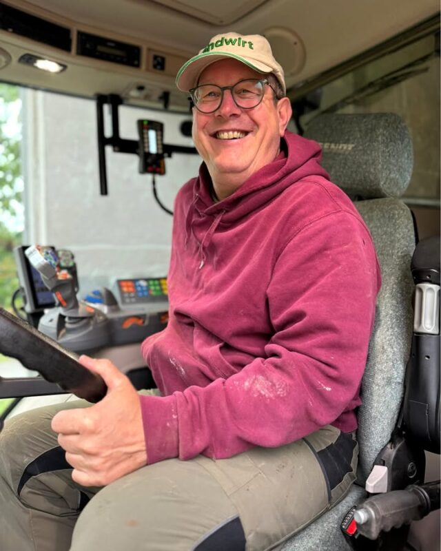 Bei der Direktvermarktung verkaufen Landwirte ihre Produkte ohne Umwege direkt an die Kundschaft. Das erfolgt meistens über den Hofladen, auf dem Wochenmarkt oder über Automaten. Für uns Landwirte hat das Vor- und Nachteile:
 
✅ Frischere Lebensmittel
✅ Transparenz über die Herkunft
✅ Stärkere Verbindung zwischen Verbraucher und Erzeuger
✅ Höfe behalten mehr von der Wertschöpfung
✅ Stärkung regionaler Kreisläufe

❌ Zusätzlicher organisatorischer Aufwand
❌ Persönliche Präsenz
❌ Bürokratische Hürden
❌ Wirtschaftliches Risiko (Produktion, Verkauf und Kundenkommunikation)

Kauft ihr direkt vom Landwirt? Oder geht ihr eher in den Supermarkt? 🧐

#direktvermarktung #regionalekreisläufe #landwirtschaft #vomhof #lebensmittelwertschätzen #regionalgenießen #bauernhofleben #nachhaltigkeit #stefankoehler