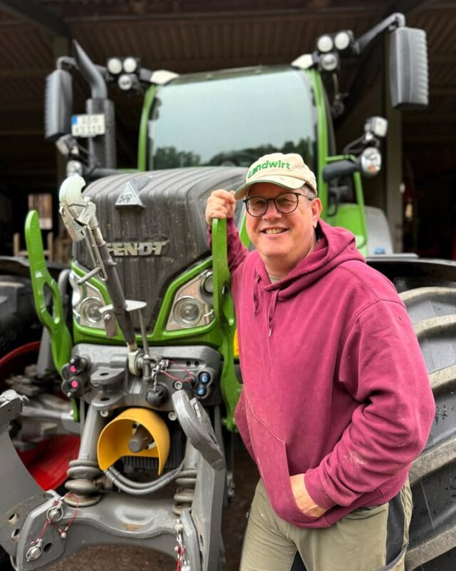 Wir alle wissen: Bio-Produkte stammen aus ökologischer Landwirtschaft. Auch ich verzichte als Landwirt bei meinem Grünland auf Mineraldünger und chemischen Pflanzenschutz. Aber was heißt Bio genau? 🧐

Zunächst ist der Rechtsstatus eindeutig geregelt: Die EU-Bio-Verordnung (EU) 2018/848 legt einheitliche Standards für Bio-Produkte fest und gilt unmittelbar in allen Mitgliedstaaten. Jedoch gibt es verschiedene Siegel mit unterschiedlichen Standards. Ein Überblick über die drei wichtigsten Siegel-Arten:

1. EU-Bio-Siegel:  🇪🇺
- Rechtlich: verpflichtend für verpackte Bio-Produkte
- Symbol: Grünes Blatt aus weißen Sternen auf grünem Hintergrund
- Bedeutung: Einheitlicher EU-Standard, mind. 95 Prozent Bio-Zutaten, keine Gentechnik, nur eingeschränkt Zusatzstoffe, rechtlich geschützt durch die EU-Bio-Verordnung 2018/848

2. Deutsches Bio-Siegel:  🇩🇪
- Rechtlich: freiwillig, zusätzlich zum EU-Siegel
- Symbol: Grün-weißes Sechseck mit dem Schriftzug „Bio“
- Bedeutung: Gilt nach denselben Regeln wie das EU-Bio-Siegel, bietet zusätzliche Orientierung im deutschen Handel

3. Private Siegel: Bioland, Demeter, Naturland 🌱
- Rechtlich: freiwillig, zusätzliche strengere Standards zum EU-Siegel
- Symbol: Grünes Rechteck mit weißem „Bioland“-Schriftzug, orangefarbenes Rechteck mit weißem „Demeter“-Schriftzug oder grünes Quadrat mit stilisierter weißer Pflanze und „Naturland“-Schriftzug.
- Bedeutung: Strengere Kriterien als EU-Bio, Signalwirkung für nachhaltige und regionale Landwirtschaft

Worauf achtet ihr beim Einkaufen? Schreibt es in die Kommentare! ✍

#eu #bio #biosiegel #eu #deutschland #nachhaltigkeit #landwirtschaft #verbraucherwissen #lebensmittelqualität #stefankoehler
