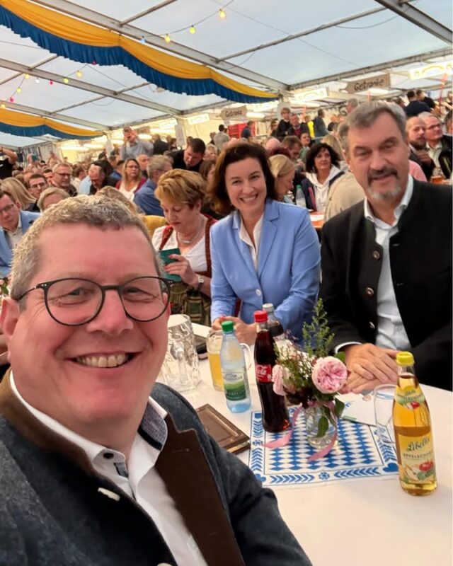 60 Jahre CSU Schondra! Letzte Woche durfte ich beim Jubiläum des CSU-Ortsverbands Schondra im unterfränkischen Landkreis Bad Kissingen zu Gast sein. Ein gelungener Abend mit Ministerpräsident @Markus Söder, Bundesministerin Dorothee Bär, MdB und vielen weiteren Parteifreunden. Vielen Dank an Markus Söder für die Festrede, die sowohl die Erfolge der vergangenen Jahrzehnte würdigte als auch die Herausforderungen der Zukunft in den Blick nahm. Herzlichen Dank auch an den Ortsverband für die Einladung und die großartige Feier – auf viele weitere erfolgreiche Jahre! 👏💪

#csu #schondra #badkissingen #wahlbezirk #60jahre #gemeinschaft #bayern #stefankoehler