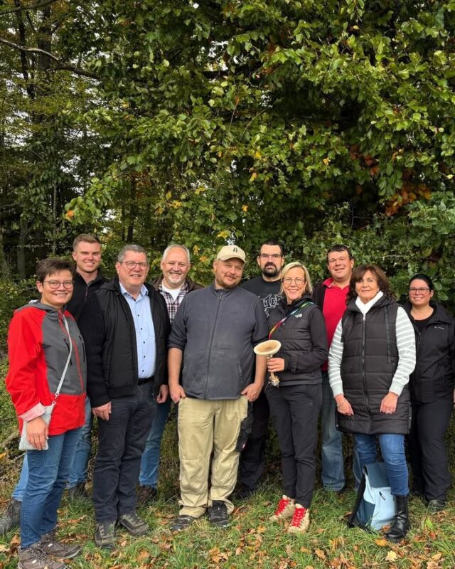 Am Wochenende besuchte ich den CSU-Ortsverband Hundsbach bei seiner Waldführung. Gemeinsam mit dem Gemeindeförster ging es durch dichtes Gestrüpp und spannende Diskussionen. 🌳 🌲 🥾

Unsere Wälder sind ein zentraler Teil unserer Identität – umso verständlicher, dass dieses Thema oft emotional diskutiert wird und Eingriffe aus Brüssel kritisch gesehen werden. Ich setze mich auch weiterhin dafür ein, dass die Stimmen aus unseren Gemeinden in Brüssel gehört werden. Vielen Dank für den intensiven Austausch über Klimaschutz, nachhaltigen Waldumbau und die Zukunft unserer Forstwirtschaft und natürlich für die herzliche Einladung des Ortsverbands. 👏 😊

#csu #bayern #unserewälder #hundsbach #waldführung #klimaschutz #nachhaltigkeit #forstwirtschaft #gemeinsamfürdieregion #stefanvorort #fuerslandunddieleut #stefankoehler