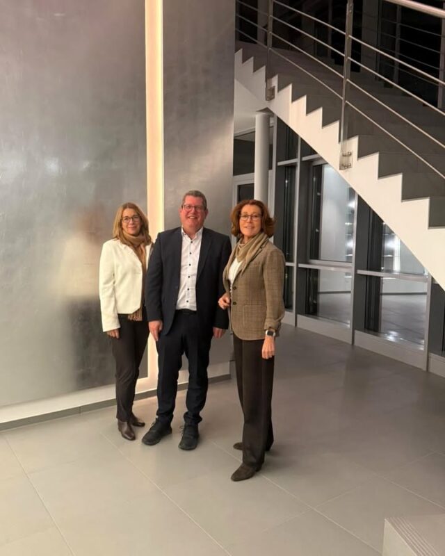 Der Mittelstand ist das Rückgrat unserer Wirtschaft. Gerade innovative Industrieunternehmen wie DELO Industrie Klebstoffe zeigen, wie viel technologische Exzellenz und Forschungskompetenz in Deutschland steckt. 💪
Im Gespräch mit den geschäftsführenden Gesellschafterinnen Frau Herold und Frau Hausen ging es um aktuelle Herausforderungen für mittelständische Unternehmen, von Bürokratie und Regulierung bis hin zu Fragen der Chemikalienpolitik (REACH). Ein offener und konstruktiver Austausch darüber, wie wir die Innovationskraft und Wettbewerbsfähigkeit des Mittelstands in Europa langfristig sichern können. Vielen Dank für Ihr Feedback!  🇪🇺 👍
#eu #europa #mittelstand #innovation #industriepolitik #delo #chemie #bürokratieabbau #gescheitepolitik #wirtschaft #zukunft #stefanvorort #stefankoehler