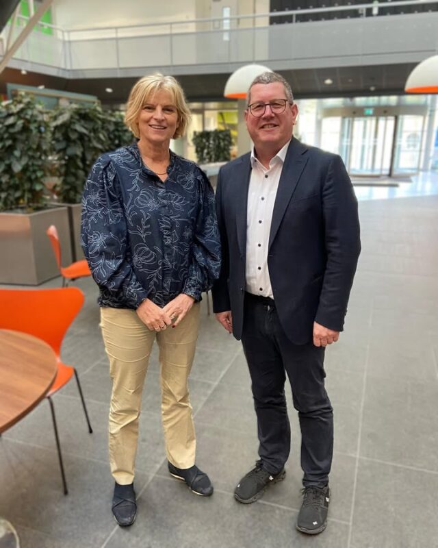 Gestern hatte ich die schöne Gelegenheit, die Universität Wageningen in den Niederlanden zu besuchen, eine der führenden Einrichtungen Europas im Bereich nachhaltiger Landwirtschaft und Ernährungssysteme.

Besonders spannend war der Besuch im World Soil Museum, der eindrucksvoll zeigte, wie grundlegend der Schutz unserer Böden für die Zukunft der Ernährung ist. In den Vorträgen ging es unter anderem um den Wandel von linearen zu zirkulären Ernährungssystemen sowie um biologische Schädlingsbekämpfung – sowohl im Gewächshaus als auch im Freiland. Zum Abschluss diskutierten wir in einer interdisziplinären Runde über die Bedeutung gesunder Böden. Herzlichen Dank auch an Frau Dr. ir. Sjoukje Heimovaara, die Leiterin der Universität, für den wertvollen Austausch. 🤝 👍

Die Gespräche zeigen mir erneut, wie entscheidend es ist, dass Forschung und Praxis Hand in Hand gehen, um Europas Landwirtschaft zukunftsfähig zu gestalten. 🚜  🇪🇺

#eu #austauschvorort #niederlande #wageningenuniversity #nachhaltigkeit #kreislaufwirtschaft #soilhealth #innovation #landwirtschaft #bildung #jugend #zukunft #forschung #stefanvorort #stefankoehler