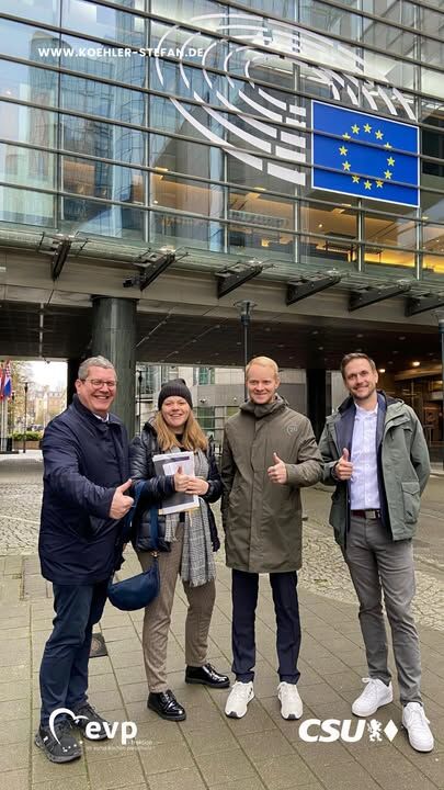 Wie gelingt der Generationenwechsel auf landwirtschaftlichen Höfen und wie kann die Politik ihn bestmöglich unterstützen? 🤔

Als aktiver Landwirt weiß ich: Es ist entscheidend, junge Landwirtinnen und Landwirte auf ihrem Weg zu stärken. Nur gemeinsam können wir die Zukunft unserer Landwirtschaft sichern.

Beim diesjährigen 11. Young Farmers Congress  kamen über 100 von Europas innovativen und jungen Landwirtinnen und Landwirte im Europäischen Parlament in Brüssel zusammen. Gemeinsam mit Agrarkommissar Christophe Hansen, Parlamentspräsidentin Roberta Metsola und unserem EVP-Fraktionsvorsitzenden Manfred Weber diskutierten wir wie Landwirtschaft nachhaltig, zukunftsorientiert und unternehmerisch zugleich gestaltet werden kann. Ich habe mich daher besonders gefreut, auch eine Delegation von vier jungen Landwirtinnen und Landwirten aus Franken die Teilnahme zu ermöglichen! Neben informativen Fachgesprächen und Möglichkeiten zum Networking gab es natürlich noch ein Rahmenprogramm. Meine Delegation konnte auch an einer Sitzung des Agrarausschusses des Europäischen Parlaments teilnehmen und erhielt konkrete Einblicke in meine fachliche Arbeit und meinen Arbeitsalltag als Europaabgeordneter und das Leben in "Europas Hauptstadt" in Belgien.   🚜 🚀 🇪🇺

Ihr seid ebenfalls jung (gebliebene) Landwirtin oder Praktiker und hättet Interesse beim nächsten Kongress dabeizusein? Dann meldet euch gern bei mir über das Kontaktformular auf meiner Webseite: https://www.koehler-stefan.de/ 📲

@Martin Stiegler, @Andreas Dörr, @Maximilian Konrad, @Anne-Kathrin Meister

#eu #brüssel #evp #youngfarmerscongress #eulandwirtschaft #innovation #nachhaltigkeit #jungelandwirte #kreislaufwirtschaft #zukunftderlandwirtschaft #jungeköpfefürsland #gescheitepolitik #fuerslandunddieleut #stefankoehler