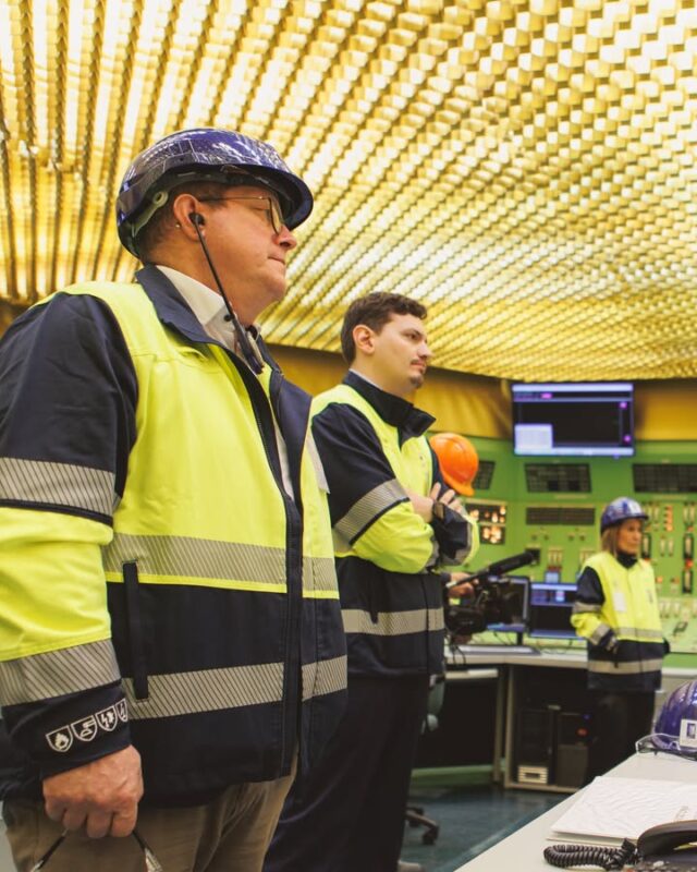 Im Rahmen einer Delegationsreise der Umwelt- und Petitionsausschüsse bin ich aktuell in Spanien unterwegs 🇪🇸

Im Fokus stehen zwei Themen: das Kernkraftwerk Almaraz und der Nationalpark Cabañeros.
Das Kernkraftwerk Almaraz soll nach aktuellen Plänen Ende 2027 abgeschaltet werden. Für die Region hätte das erhebliche Folgen. Die Extremadura gehört zu den wirtschaftlich schwächeren Regionen Spaniens. Die Anlage ist ein wichtiger Standortfaktor für Arbeitsplätze, Wertschöpfung und eine stabile Energieversorgung.

Gleichzeitig stellt sich eine zentrale Frage:
Wie sichern wir eine verlässliche und CO₂-arme Stromversorgung, wenn funktionierende Anlagen abgeschaltet werden?

Gerade für Industrieansiedlungen spielt planbare und bezahlbare Energie eine entscheidende Rolle. Ohne sie werden Investitionen ausbleiben und wirtschaftliche Entwicklung erschwert.
Dabei gilt: Die Anlage befindet sich auf einem sehr hohen Sicherheitsniveau und ist nach internationalen Standards zertifiziert.

Für mich ist klar: Klimaschutz gelingt durch Technologie, Innovation und Effizienz, nicht durch ideologisch motivierten Verzicht ⚡️🇪🇺
.
.
.
#stefankoehler #csu #epp #evp #fuerslandunddieleut #gescheitepolitik #energiepolitik #kernenergie #spanien #europaparlament