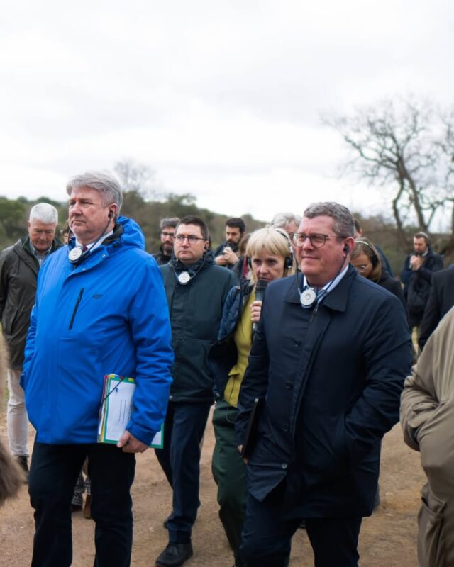 Im Rahmen der Delegationsreise der Umwelt- und Petitionsausschüsse war ich diese Woche in Spanien unterwegs 🇪🇸🇪🇺

Im Fokus standen zwei Themen: das Kernkraftwerk Almaraz und der Nationalpark Cabañeros.

Der Nationalpark Cabañeros gehört zu den am strengsten geschützten Naturgebieten Spaniens. Gleichzeitig zeigt sich hier, wie komplex Naturschutz in der Praxis ist 🔍

Hintergrund unseres Besuchs sind mehrere Petitionen zu den Auswirkungen eines Jagdverbots im Nationalpark. Seit 2020 ist die Jagd dort grundsätzlich untersagt. Kritiker sehen darin ein Problem für das ökologische Gleichgewicht, da es an wirksamen Alternativen zur Regulierung der Wildbestände fehlt.

Insbesondere beim Schalenwild wie Rot- oder Schwarzwild kann eine zu hohe Population zu erheblichen Schäden an Vegetation und Lebensräumen führen. Ziel der Petition ist daher ein ausgewogenes Management, das sowohl den Schutz der Natur als auch die Stabilität der Ökosysteme sicherstellt 🌳🦌🐗

Ohne funktionierendes Wildtiermanagement gibt es keinen wirksamen Naturschutz. Verantwortungsvolle Jagd ist dabei ein wichtiger Bestandteil ⚖️
.
.
.
#stefankoehler #csu #epp #evp #fuerslandunddieleut #gescheitepolitik #artenschutz #jagd #naturschutz #nationalpark #spanien #europaparlament