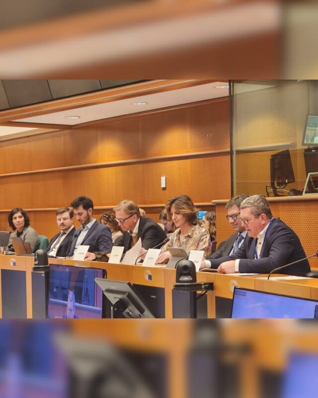 Gemeinsames Bio-Landwirtschaftsevent mit Copa-Cogeca im Europäischen Parlament in der vergangenen Woche 🇪🇺
In meinem Vortrag habe ich das das Thema Weidepflicht im Ökolandbau und ihr Beitrag zu Tierwohl und Biodiversität angesprochen, und die Herausforderungen vor denen einige unsere Landwirte in Bayern hier stehen. Das ist ein Thema, das aus meiner Sicht bei einem solchen Event unbedingt auf den Tisch gehört 🐄🌱
Wir müssen dahin kommen, dass europäische Vorgaben auch in der landwirtschaftlichen Praxis umsetzbar sind!