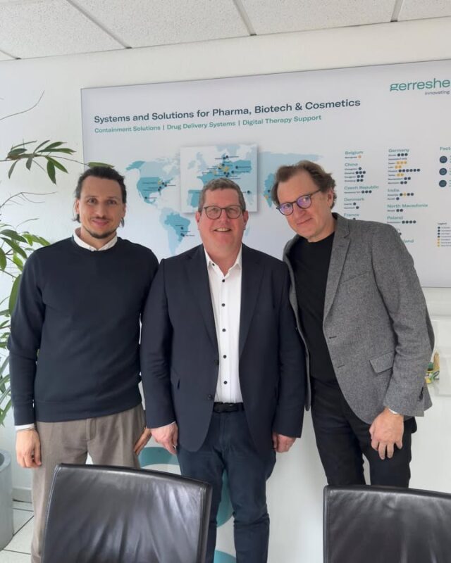 Zu Besuch bei Gerresheimer in Lohr am Main 🏭
Ein Blick hinter die Kulissen moderner Glasproduktion und darauf, warum Verpackungen weit mehr sind als „nur Hülle“.

Glasverpackungen sind zentral für Produktschutz, Hygiene und Qualität, gerade bei Lebensmitteln, Pharma und sensiblen Gütern. Gleichzeitig sind sie recycelbar und damit ein wichtiger Baustein für eine funktionierende Kreislaufwirtschaft.

Fun Fact: Am Standort Lohr werden mit rund 500 Mitarbeitenden unter anderem die berühmten Maggi-Flaschen produziert.

Spannend war auch der Blick auf die industriepolitische Dimension: Die Branche ist extrem investitionsintensiv und arbeitet in sehr langen Zyklen. Wenn Förderprogramme für CO₂-ärmere Produktion erst nach bereits getätigten Investitionen greifen, kann das für Unternehmen schnell zum Nachteil werden.

Auch bei der Energie zeigt sich das Spannungsfeld: Der Umstieg auf erneuerbare Energien ist richtig und notwendig, gleichzeitig ist ihre Volatilität eine Herausforderung für eine Industrie, die rund um die Uhr stabil laufen muss.

Ein interessanter Hebel liegt im Recycling: Bereits ein Anteil von 10 Prozent Scherben kann den Energieverbrauch um bis zu 3 Prozent senken.

Im Austausch wurde aber auch klar: Hohe Energie- und CO₂-Kosten sowie immer komplexere EU-Vorgaben, etwa zur Verpackungsminimierung, setzen die Industrie zunehmend unter Druck. Wenn wir es überziehen, gefährden wir am Ende genau die Produktion, die wir in Europa halten wollen.

Wir brauchen Nachhaltigkeit mit Augenmaß und Wettbewerbsfähigkeit im Blick 🇪🇺💡