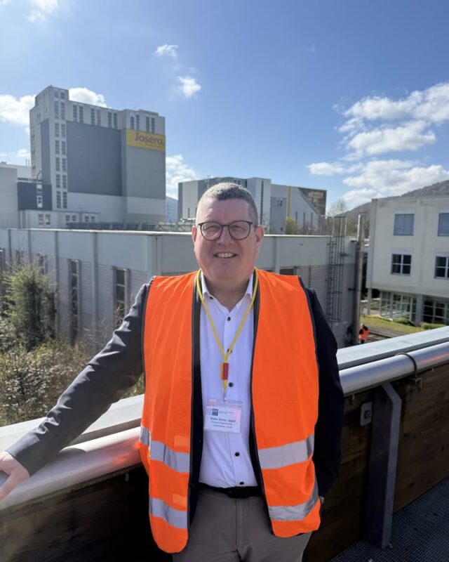 Am Freitag war ich bei der Frühjahrssitzung der IHK-Ausschüsse für Außenwirtschaft der IHK Aschaffenburg und der IHK Hanau-Gelnhausen-Schlüchtern in Kleinheubach bei Josera.
Im Austausch mit Unternehmern und Vertretern aus der Praxis ging es um die aktuelle wirtschaftliche Lage, internationale Herausforderungen und konkrete Erwartungen an die Politik.
In meinem Beitrag habe ich zentrale agrarpolitische Themen auf EU-Ebene eingeordnet, darunter die Reform der GAP, neue Züchtungsmethoden, Handelsabkommen sowie Fragen rund um Bürokratieabbau.
Klar ist: Europa muss praktikable Regeln schaffen, Fehlentwicklungen schneller korrigieren und unsere Unternehmen im internationalen Wettbewerb stärken 🇪🇺💪