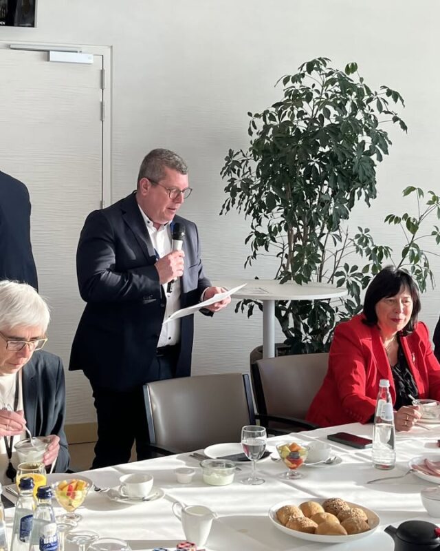 Ich habe heute Morgen ein Frühstück im Europäischen Parlament ausgerichtet, um über die Zukunft der PFAS-Regulierung in Europa zu diskutieren  🇪🇺☕️

Mit dabei waren hochkarätige Stimmen aus Wissenschaft und Industrie: Alfred Bernard, langjähriger Professor für Toxikologie an der KU Leuven, Federation of the European Cookware, Cutlery and Houseware Industries (Olivier Brault), Orgalim (Arthur Vandenberghe) und ZVEI (Kirsten Metz).

Wir haben darüber gesprochen, wie sich Umwelt- und Gesundheitsschutz mit Innovationskraft und Wettbewerbsfähigkeit in Europa in Einklang bringen lassen ⚖️🏭