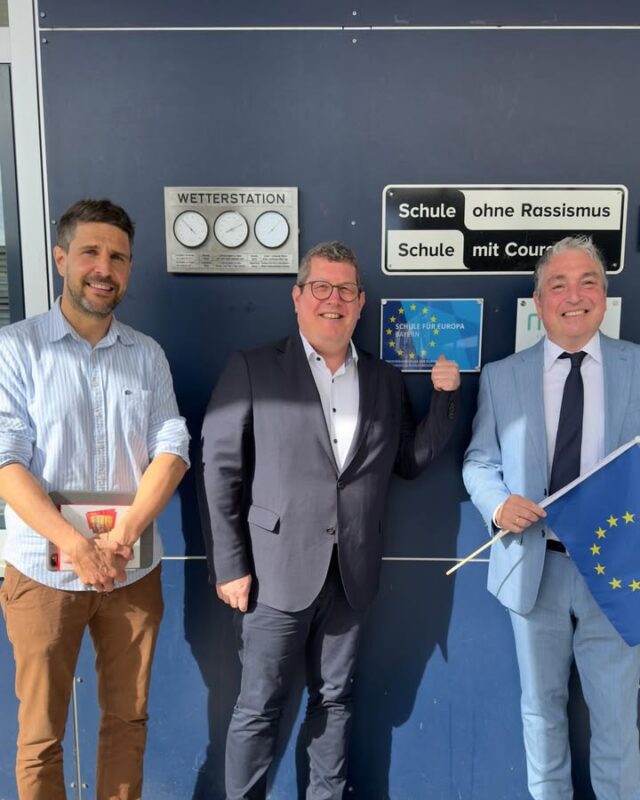 Ein starkes Europa beginnt im Klassenzimmer 🇪🇺
Beim Europaprojekttag am Spessart-Gymnasium Alzenau ging es um Einblicke in das Europäische Parlament und die tägliche Arbeit eines Abgeordneten.
Im Anschluss blieb viel Zeit für Fragen und einen offenen Austausch mit der Oberstufe. Genau dieses Format hat sich erneut bewährt.
Es war beeindruckend zu sehen, wie groß das Interesse und Engagement der Schülerinnen und Schüler für Europa ist.