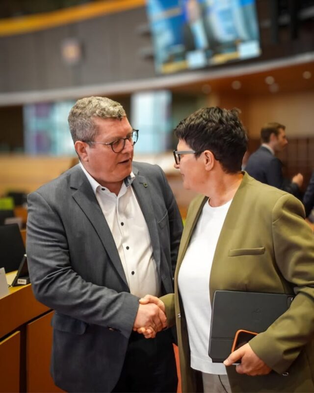 Liebe Christine,

dein Wechsel als Ministerin für Landwirtschaft, Weinbau, Umwelt und Forsten Rheinland-Pfalz hinterlässt definitiv eine Lücke im Europäischen Parlament. Die Zusammenarbeit mit dir war immer angenehm und ich konnte fachlich wie persönlich einiges von dir lernen. Gerade dein Einsatz für Landwirtschaft, Weinbau und den ländlichen Raum hat weit über Rheinland-Pfalz hinaus Eindruck hinterlassen 🌾🇪🇺

Für deine neue Aufgabe wünsche ich dir viel Erfolg, eine glückliche Hand und Gottes Segen 🍀

Und wie wir in Bayern sagen: Servus.
Oder bei euch in der Pfalz eben: Alla dann!