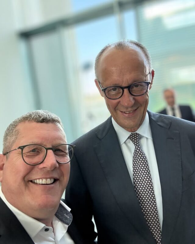 Spannende Gespräche in Berlin 🇩🇪

Gestern war die CDU/CSU-Gruppe im Europäischen Parlament zu einem Meinungsaustausch mit Bundeskanzler Friedrich Merz im Bundeskanzleramt eingeladen 🏛️

Gerade angesichts der aktuellen globalen wirtschaftlichen und sicherheitspolitischen Herausforderungen ist eine enge Abstimmung zwischen Berlin und Brüssel wichtiger denn je.

Vielen Dank für die interessanten Einblicke und Gespräche! 🤝