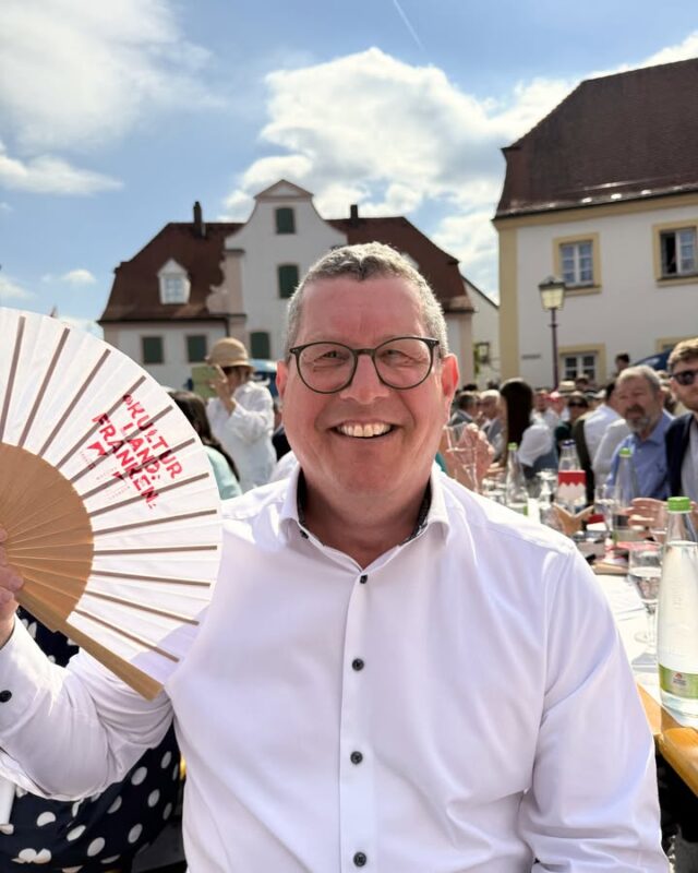 Tag der Franken in Treuchtlingen 🔴⚪️

Gestern wurde in Treuchtlingen der Tag der Franken gefeiert. Unter dem Motto „KulturLandFranken“ stand die Vielfalt unserer fränkischen Heimat im Mittelpunkt.

Ein besonderer Moment war die Einführung einer siebten Strophe des Frankenlieds, mit der Mittelfranken künftig noch stärker im Frankenlied sichtbar wird.

Es freut mich, dabei gewesen zu sein und gemeinsam mit vielen Menschen aus ganz Franken unsere Traditionen, unsere Kultur und unsere Heimat zu feiern.