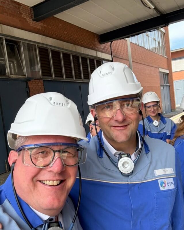 Vitamine sind nicht nur eine Frage von Ernährung, sondern auch von strategischer Sicherheit 🇪🇺💊

Gestern war ich gemeinsam mit EU-Kommissar Hansen bei dsm-firmenich am Standort Grenzach. Der Besuch hat deutlich gemacht, wie wichtig eine starke europäische Produktion für unsere Lebensmittel- und Gesundheitsversorgung ist.

Gerade bei kritischen Stoffen wie Vitaminen darf Europa nicht in eine einseitige Abhängigkeit geraten. Deshalb setze ich mich dafür ein, diese Produktionsstandorte in Europa zu stärken und unsere Versorgungssicherheit langfristig zu sichern 💪🏻