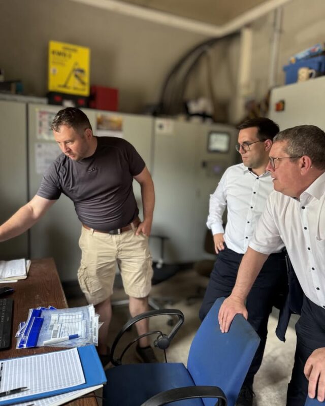 Im Rahmen meines Besuchs im Wahlkreis von @konradkoerner waren wir bei einem landwirtschaftlichen Betrieb mit Biogasanlage vor Ort 🌾⚡️

Im Austausch ging es vor allem um Biogaserzeugung, Genehmigungsverfahren und die enormen bürokratischen Anforderungen an die Betriebe.

Klar ist: Nachhaltigkeit, Rückverfolgbarkeit und Treibhausgaseinsparungen müssen sauber dokumentiert werden. Aber wenn allein für Berichtspflichten in einem Monat 7 bis 8 Werktage draufgehen, läuft etwas schief 📑⏳

Gerade bei Themen wie SURE-Erklärung, nachhaltiger Erzeugung, Massenbilanzierung und Rückverfolgbarkeit zeigt sich, wie stark unsere Landwirte inzwischen durch Dokumentationspflichten belastet werden.

Bioenergie ist ein wichtiger Baustein regionaler Energieversorgung. Dafür brauchen unsere Betriebe praxistaugliche Regeln, schnellere Verfahren und deutlich weniger Bürokratie 📋🇪🇺