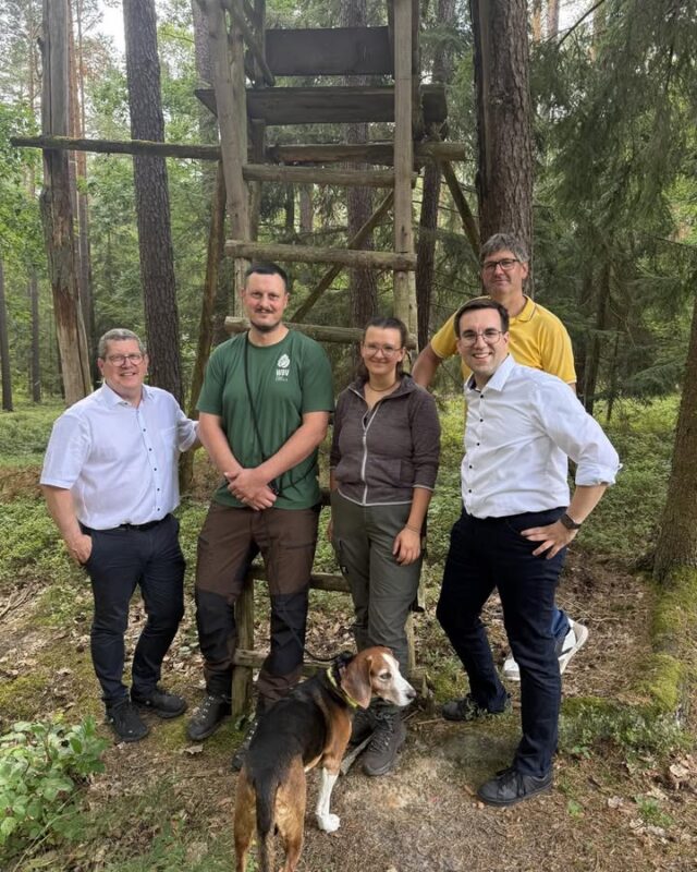Bei der Wahlkreistour im Wahlkreis von @konradkoerner ging es auch zur Waldbesitzervereinigung Erlangen-Höchstadt 🌲

Dort wurde sehr deutlich, was bei politischen Vorgaben oft das Problem ist. Der Anspruch klingt in der Theorie gut, aber am Ende zählt, ob die Umsetzung vor Ort funktioniert.

Ein wichtiges Thema war die EUDR. Der Kampf gegen globale Entwaldung ist richtig. Aber unsere heimischen Waldbesitzer, die seit Generationen verantwortungsvoll wirtschaften, dürfen nicht durch pauschales Misstrauen und immer neue Nachweispflichten belastet werden.

Gerade deshalb muss schon bei der Regelsetzung in Brüssel und anschließend auch bei der nationalen Umsetzung darauf geachtet werden, dass Vorgaben praxistauglich bleiben. Am Ende darf nicht noch mehr Aufwand bei denen landen, die unsere Wälder bewirtschaften und Verantwortung übernehmen.

Auch bei der Wiederherstellungsverordnung gilt für mich, dass Naturschutz nicht gegen die Eigentümer funktioniert, sondern nur mit ihnen. Wer Wald erhalten will, muss die Menschen stärken, die ihn pflegen, bewirtschaften und Verantwortung übernehmen.

Mehr Praxisnähe, weniger Bürokratie und mehr Vertrauen in unsere Waldbesitzer. Genau darum geht es 🌳🇪🇺