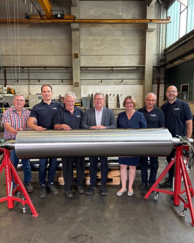 Heute war ich bei der Imhof Hartchrom GmbH in Karlstadt. Das mittelständische Familienunternehmen zeigt eindrucksvoll, welche Bedeutung spezialisierte Oberflächentechnik für unsere industrielle Wertschöpfung hat ⚙️

Im Mittelpunkt stand die geplante europäische Beschränkung von Chrom(VI) im Rahmen der REACH-Verordnung. Chromtrioxid ist für die Hartverchromung ein essenzieller Betriebsstoff und wird unter anderem im Maschinenbau, in der Hydraulik, in der Lebensmittelindustrie sowie in der Druck- und Verpackungstechnik eingesetzt 🏭

Für viele Anwendungen gibt es derzeit keine adäquate Alternative, die dieselbe Kombination aus Härte, Verschleißschutz, Korrosionsbeständigkeit, chemischer Beständigkeit, Temperaturfestigkeit, Reparierbarkeit und Oberflächenqualität bietet.

Die aktuell diskutierte weitere Absenkung der Grenzwerte stellt viele Betriebe vor große technische und wirtschaftliche Herausforderungen. Entscheidend ist deshalb, dass europäische Regulierung nicht nur ambitioniert, sondern auch messbar, umsetzbar und verhältnismäßig bleibt.
Der Schutz von Mensch und Umwelt ist wichtig, aber gleichzeitig müssen Arbeitsplätze, industrielle Kompetenz und Wertschöpfung in Europa erhalten bleiben. Dafür braucht es Regeln, die in der Praxis funktionieren 🇪🇺

Vielen Dank an die Imhof Hartchrom GmbH für den offenen Austausch und den Einblick in ein wichtiges Thema für unseren Industriestandort.