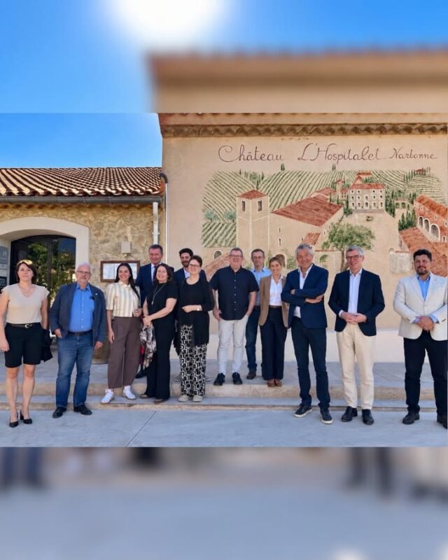 Weinbau unter immer trockeneren Bedingungen 🍇☀️

Im Rahmen unserer Delegationsreise des Agrarausschusses haben wir das Weingut von Gérard Bertrand besucht. Rund 1.000 Hektar Rebfläche werden dort biodynamisch bewirtschaftet. Damit gehört der Betrieb zu den größten seiner Art weltweit 🍷

Gleichzeitig zeigt sich in Südfrankreich sehr deutlich, vor welchen Herausforderungen der Weinbau steht. Mehrere Tausend Hektar konnten aufgrund fehlender Bewässerungsmöglichkeiten nicht mehr bewirtschaftet werden. Die sehr geringen Niederschläge stellen die Betriebe vor enorme Herausforderungen.

Vor Ort ging es deshalb auch darum, wie sich der Weinbau an diese Bedingungen anpassen kann. Dazu gehören neue Bewirtschaftungsmethoden, ein effizienter Umgang mit Wasser und langfristige Strategien zur Klimaanpassung.

Gerade für unsere Weinregion Unterfranken ist dieser Blick nach Südfrankreich interessant. Die Bedingungen dort zeigen, mit welchen Herausforderungen sich auch unser Weinbau künftig stärker beschäftigen muss 🍇🇪🇺🇫🇷