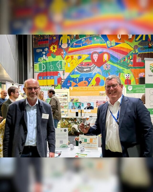 Landwirtschaft braucht Zukunft. Auch sozial. 🌾

Auf Einladung der Sozialversicherung für Landwirtschaft, Forsten und Gartenbau (SVLFG) habe ich heute die SafeHabitus Ausstellung im Europäischen Parlament in Straßburg besucht.

Im Mittelpunkt standen die Menschen, die jeden Tag in unserer Landwirtschaft arbeiten. Wie schaffen wir bessere Perspektiven für junge Landwirtinnen und Landwirte? Wie erleichtern wir Betriebsübergaben und den Generationenwechsel? Und wie können wir Frauen in der Landwirtschaft gezielter unterstützen?

Gute Arbeitsbedingungen und soziale Sicherheit gehören genauso zu einer starken Landwirtschaft wie wirtschaftliche Perspektiven und Planungssicherheit.

Danke an die SVLFG, SafeHabitus und ENASP für den guten Austausch 🇪🇺