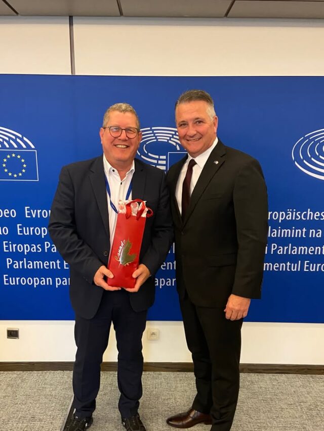 Heute Morgen ein interessanter Austausch mit Kanadas Agrarminister Heath MacDonald über die Zusammenarbeit zwischen der EU und Kanada. Auch meine persönliche Verbindung zu Kanada war Teil unseres Gesprächs 🇪🇺🇨🇦