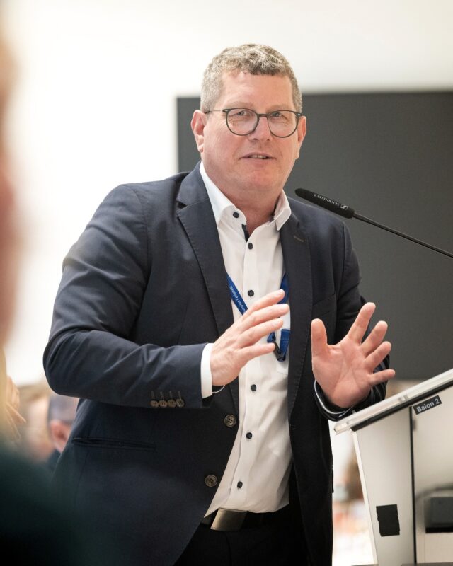 Klimawandel, geopolitische Spannungen und Handelsunsicherheiten bedrohen unsere globale Ernährungssicherheit. Wir brauchen daher neue Ansätze, mehr Zusammenarbeit und einen offenen Dialog über die Zukunft von Ernährung und Landwirtschaft. 🌱 🤝

Als Gastgeber der Eröffnungsgala des "ReImagine Food & Agriculture Strategic Summit" im Europäischen Parlament durfte ich letzte Woche zahlreiche engagierte Stimmen aus Politik, Landwirtschaft, Fischerei, Wirtschaft, Wissenschaft und Zivilgesellschaft begrüßen. Der Abend hat wieder deutlich gemacht: Wir müssen zusammenarbeiten, über Sektorgrenzen hinweg. Für ein europäisches Ernährungssystem, das nachhaltiger, wettbewerbsfähiger und krisenfester ist! 💪 📈 

@europeanfoodforum reimagineeurope 

#eu #brüssel #europeanfoodforum #zukunftessen #nachhaltigelandwirtschaft #lebensmittelpolitik #eufoodsummit #reimagineeuropa #foodsecurity #ernährungssicherheit #dinner #stefankoehler