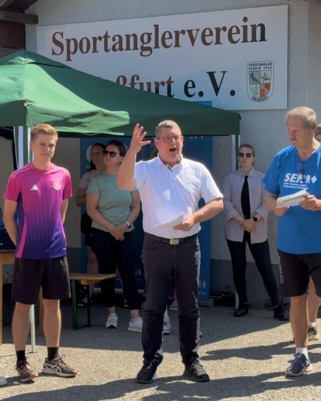 Was für ein Wochenende! Zwei Haßfurt-Tage, geprägt von Bewegung und Begegnung. 🙌

Der sportliche Auftakt war am Samstag: Als Schirmherr durfte ich den Benefizlauf für Kinder rund um den Haßfurter Galgenfeldsee begleiten. Großer Dank an die Senioren Union und Junge Union Haßberge für die gelungene Organisation. Viele kleine und große Läuferinnen und Läufer gingen für den guten Zweck an den Start, darunter auch unsere Bundesministerin @dorobaer sowie unser Bezirksvorsitzender @steffenevogel und Landrat @wilhelmschneider.hassberge. Mit jeder gelaufenen Runde wurde Gutes getan. Ein großartiges Event mit viel Herz. Danke an alle, die dabei waren! 💪🏆🏃‍♀️🏃‍♂️

Am Sonntag folgte der nächste Höhepunkt: Der Tag der Franken verwandelte Haßfurt in ein großes Fest. Mit dabei waren Ministerpräsident @markus.soeder und zahlreiche weitere Mandatsträgerinnen und Mandatsträger wie @winfriedbausback sowie tausende Bürgerinnen und Bürger. Über 200 Stände, Bühnen, ein bunter Festzug und viele persönliche Begegnungen setzten ein starkes Zeichen für unsere fränkische Identität. Danke an alle, die mitgefeiert, mitgewirkt und mitorganisiert haben! 💪🎉

#hassfurt #benefizlauf #tagderfranken #laufendgutestun #gemeinsambewegen #frankenfeiert #wahlbezirk #stefankoehler