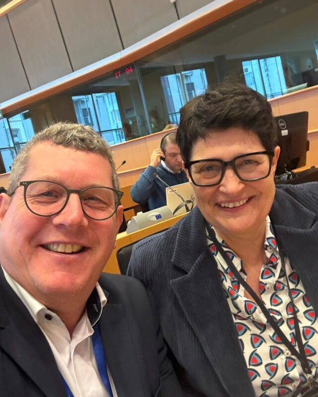 Frisch ausgeruht und mit vielleicht ein, zwei Kilos mehr sind wir Europaabgeordneten in dieser Woche zurück im EU-Parlament in Brüssel 🇪🇺 

Nach Weihnachten und Neujahr ist die Arbeit nun wieder voll im Gang. Diese Woche steht ganz in der Vorbereitung der kommenden Plenarwoche in Straßburg. Die Fraktion der Europäischen Volkspartei #EVP, zu der auch wir Abgeordneten der CDU/CSU-Gruppe gehören, kommt in diesen vorbereitenden Wochen regelmäßig zusammen, um aktuelle Themen und Gesetzesvorschläge zu debattieren und vorzubereiten📝

Die Pause über die Feiertage war sehr erholsam, aber es ist auch schön die Kolleginnen und Kollegen wiederzusehen und wieder anzupacken! 💪
.
.
.
#stefankoehler #fuerslandunddieleut #gescheitepolitik #Europa #euparlament #ep #EuropäischesParlament #csu #evp #epp #cducsu #eu #europeanunion #newyearnewme #letsgo #anpacken #machen