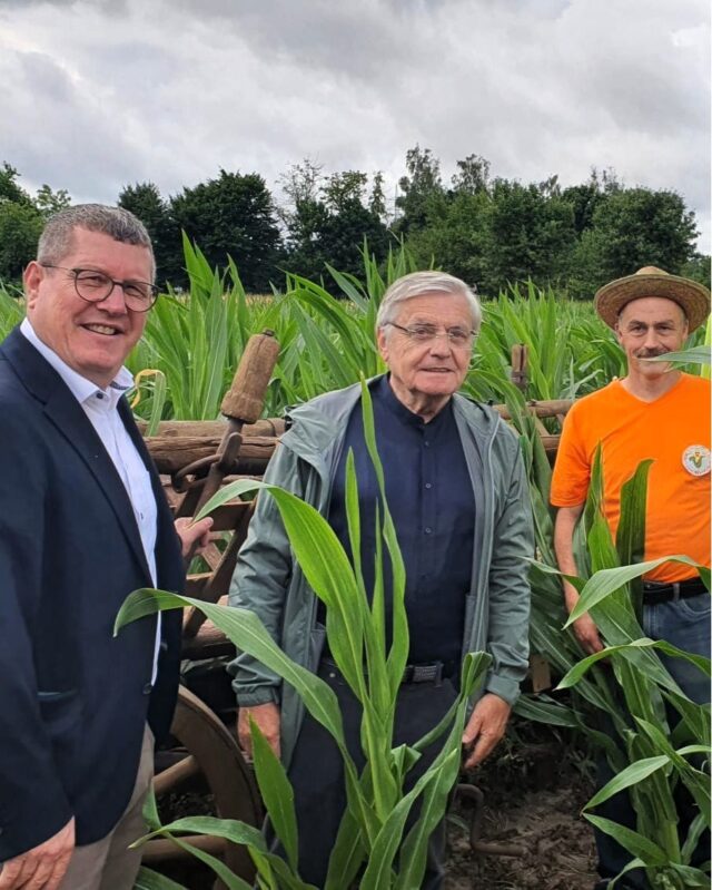 Der Marienhof am Prischoßweg in Alzenau bietet in diesem Sommer ein neues Maislabyrinth an. Gemeinsam mit einer Grundschulklasse durfte ich es Anfang der Woche offiziell eröffnen. Dabei habe ich auch Fragen der Kinder zum Thema „Landwirtschaft einfach erklärt“ beantwortet. Es war ein schöner und lebendiger Austausch! 🤝 🧑‍🌾

Das Maislabyrinth ist ein spannendes Sommerabenteuer für die ganze Familie. Ich hoffe, ihr findet auch wieder hinaus! 😉 🌽

Ein großes Dankeschön an die Familie Pörtner, die nicht nur das Labyrinth betreibt, sondern auch in der Landwirtschaft tätig ist. Ein tolles Beispiel für regionales Engagement! 👏

#alzenau #maislabyrinth #naturerlebnis #ferienzeit #ausflugstipp #unterfranken #landwirtschaft #stefankoehler