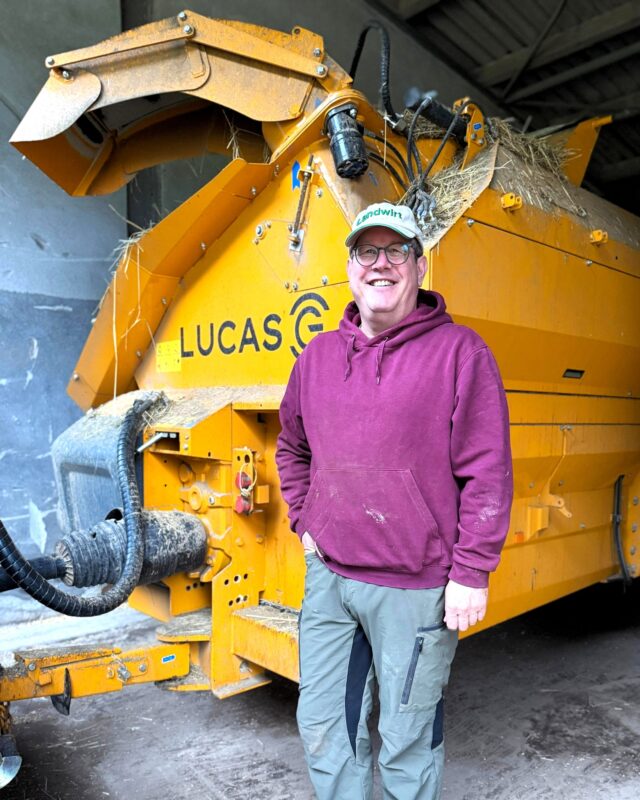 Als Landwirt arbeite ich mit vielen speziellen Maschinen – wie dem Futter- und Einstreuwagen auf dem Foto. Diese Maschine nimmt mir im Alltag auf dem Hof eine Menge Arbeit ab. 💪

Wir Landwirte benutzen bei unserer Arbeit auch viele Fachbegriffe. Kennt ihr diese fünf Ausdrücke – oder gehört ihr zur Kategorie „Noch nie gehört!“?

📌 Zwischenfrucht: Pflanzen, die zwischen zwei Hauptkulturen zur Bodenverbesserung angebaut werden.
📌 Schläge: So nennen wir die einzelnen Felder oder Parzellen auf einem landwirtschaftlichen Betrieb.
📌 Silage: Futterpflanzen, die durch Milchsäuregärung haltbar gemacht werden.
📌 Schwad: Das aufgereihte Mähgut, dass nach dem Mähen zum Trocknen auf dem Feld liegt.
📌 Remontierung: Der Austausch von Tieren im Bestand – meist durch selbst gezogene Jungtiere.

Welche außergewöhnlichen Begriffe aus der Landwirtschaft kennt ihr noch? 😁
Schreibt sie gerne in die Kommentare! ✍

#landwirtschaft #fachbegriffe #landleben #zwischenfrucht #silage #schwad #remontierung #bauernwissen #wusstestduschon #agraralltag #futterwagen #einstreuwagen #stefankoehler