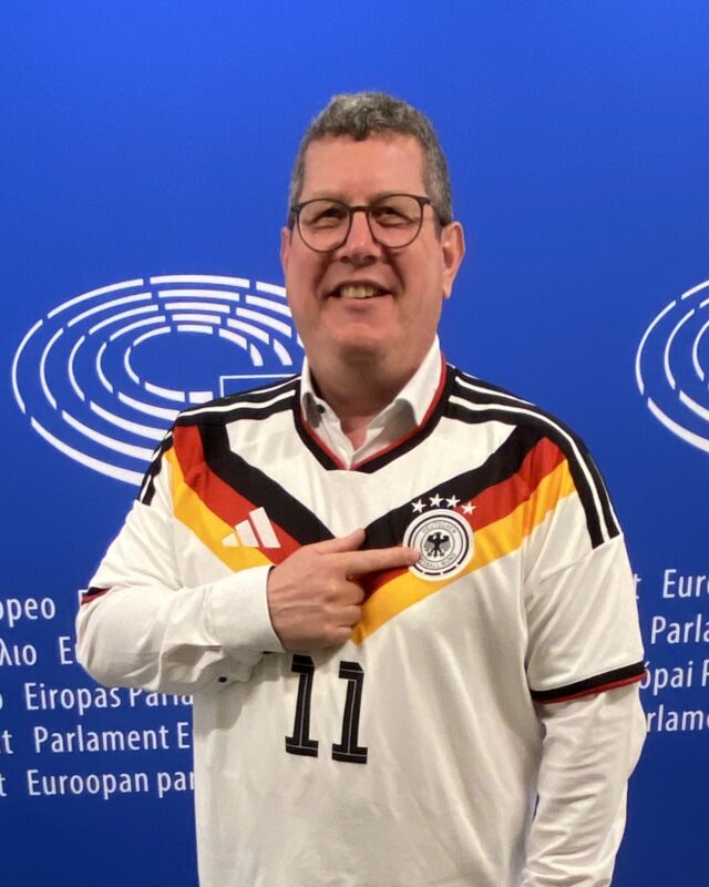 Heute ist bundesweiter Trikottag ⚽🇩🇪

In Brüssel wollte ich deshalb schon einmal Flagge zeigen mit dem aktuellen Trikot der deutschen Nationalmannschaft. Besonders spannend: Es ist das letzte Heimtrikot des DFB vom fränkischen Hersteller adidas.

Und noch ein regionaler Bezug: Der FC-Bayern-Youngster Lennart Karl kommt aus meiner Nachbargemeinde. Für seine weitere Karriere wünsche ich ihm viel Erfolg und vielleicht schafft er ja den Sprung in den WM-Kader 💪

Wie gefällt euch das Trikot? Und für welche Mannschaft seid ihr bei der WM? 🤔