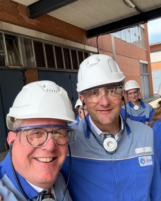 Vitamine sind nicht nur eine Frage von Ernährung, sondern auch von strategischer Sicherheit 🇪🇺💊

Gestern war ich gemeinsam mit EU-Kommissar Hansen bei dsm-firmenich am Standort Grenzach. Der Besuch hat deutlich gemacht, wie wichtig eine starke europäische Produktion für unsere Lebensmittel- und Gesundheitsversorgung ist.

Gerade bei kritischen Stoffen wie Vitaminen darf Europa nicht in eine einseitige Abhängigkeit geraten. Deshalb setze ich mich dafür ein, diese Produktionsstandorte in Europa zu stärken und unsere Versorgungssicherheit langfristig zu sichern 💪🏻
