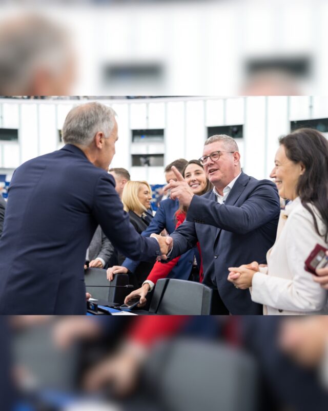 Heute hat Kanadas Premierminister Mark Carney vor dem Europäischen Parlament gesprochen 🇨🇦

Dabei warb er für eine noch engere Partnerschaft zwischen Kanada und Europa.

Für mich hat Kanada eine besondere Bedeutung: 1989 war ich dort und absolvierte ein Praktikum. Heute bin ich Mitglied der Kanada-Delegation des Europäischen Parlaments und beschäftige mich dort intensiv mit unseren transatlantischen Beziehungen.

Umso mehr habe ich mich über die heutige Begegnung mit Premierminister Carney gefreut. Besonders spannend ist der Vorschlag von Ursula von der Leyen, Kanada perspektivisch zum ersten „assoziierten Mitglied“ der Europäischen Union zu machen 🇪🇺🤝🏻🇨🇦