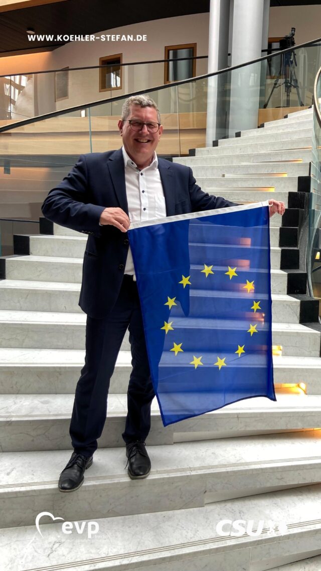 Heute feiern wir den Europatag. Der 9. Mai erinnert an die Schuman-Erklärung vor 75 Jahren – den historischen Beginn der Europäischen Union. 

Europa ist weit mehr als ein politisches Projekt: Die EU steht für Frieden, Freiheit und Zusammenarbeit über Grenzen hinweg. Sie ist unser Garant für Demokratie, Rechtsstaatlichkeit und Menschenrechte. Und sie wirkt ganz konkret in unseren Alltag hinein: Freies Reisen, Arbeiten, Studieren oder Telefonieren in ganz Europa erscheint heute selbstverständlich. Doch all das verdanken wir der EU. Sie steht für Zusammenhalt, gemeinsame Werte und eine starke Stimme in der Welt.

Natürlich läuft nicht alles reibungslos, aber wir haben in den vergangenen Jahrzehnten viel erreicht. Gerade in Zeiten globaler Unsicherheit ist die EU ein verlässlicher Pfeiler. Sie steht für Dialog und eine gemeinsame Zukunft. Der Europatag lädt dazu ein, hinter die Kulissen zu blicken, mitzureden und Europa aktiv mitzugestalten.

Was bedeutet Europa für euch? Was schätzt ihr und was seht ihr kritisch? Schreibt es gerne in die Kommentare und lasst uns gemeinsam den Europatag feiern!

#europatag #europa #friedensprojekt #zusammenhalt #gemeinsamewerte #europäischeunion #demokratie #freiheit #rechtstaatlichkeit #gemeinsamsindwirstark #europa2025 #europaistvielfalt #zukunftgestalten #stefankoehler