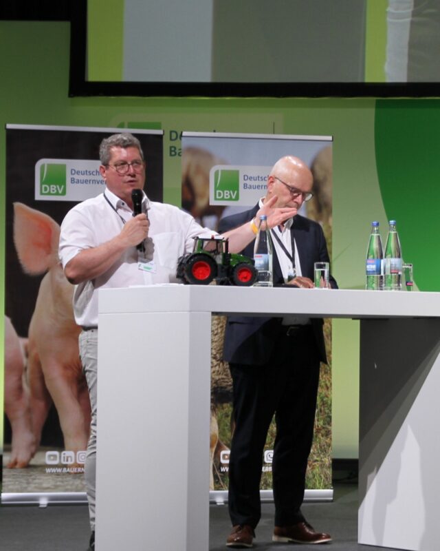 Tierhaltung steht heute mehr denn je im Spannungsfeld zwischen gesellschaftlichen Erwartungen, wirtschaftlicher Realität und politischen Vorgaben 🐄🌱

Beim Deutschen Bauerntag 2026 in Freiburg durfte ich im Tierhaltungsforum mit Praktikern und Experten darüber diskutieren, wie wir Tierwohl, Wettbewerbsfähigkeit und Planungssicherheit zusammenbringen können. Klar ist: Unsere Landwirte brauchen keine neuen pauschalen Auflagen, sondern verlässliche Rahmenbedingungen und politische Entscheidungen, die sich an der Realität auf den Höfen orientieren.

Vielen Dank an den Deutschen Bauernverband für die Einladung und an alle Mitwirkenden für den offenen und konstruktiven Austausch 🤝