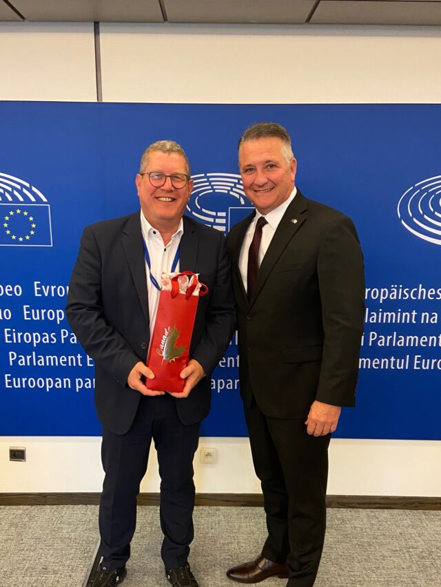 Heute Morgen ein interessanter Austausch mit Kanadas Agrarminister Heath MacDonald über die Zusammenarbeit zwischen der EU und Kanada. Auch meine persönliche Verbindung zu Kanada war Teil unseres Gesprächs 🇪🇺🇨🇦