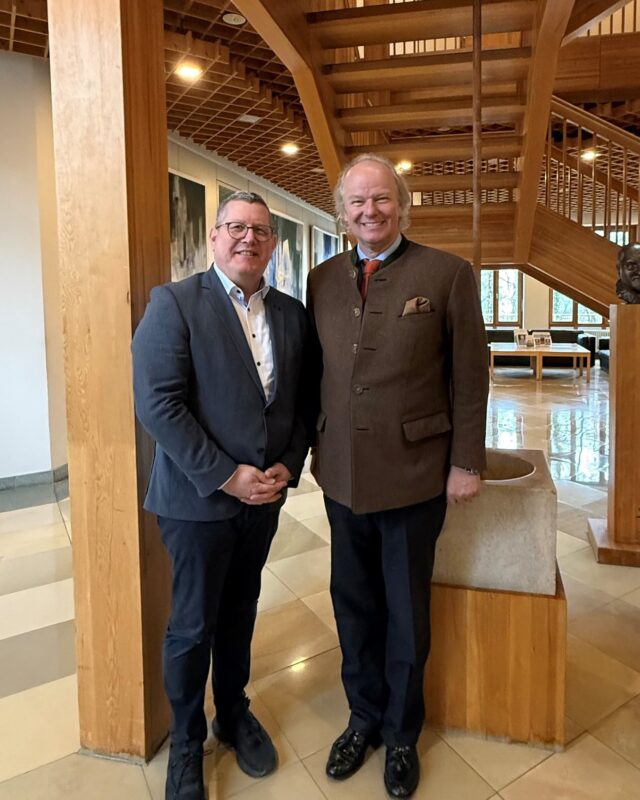 Ende letzter Woche konnte ich bei einem Besuch mit der @AG_ELF_Landesverband beim Säuglingsnahrungshersteller Hipp in Pfaffenhofen Einblicke in Produktion und Lieferketten gewinnen. Im Austausch mit Geschäftsführer Stefan Hipp ging es unter anderem um die Verpackungsverordnung (PPWR), die Rolle und Definition hochverarbeiteter Lebensmittel im Rahmen der europäischen Gesundheitsagenda und die Rohstoffbeschaffung für die Produktion 🌾

Die Entwicklung von Hipp zeigt den Wandel eines mittelständischen Familienbetriebs zu einem international tätigen Unternehmen. Vor fast 100 Jahren begann alles mit einem Babybrei aus Zwieback und Milch. Heute ist Hipp an mehreren Standorten aktiv und betreibt unter anderem einen eigenen landwirtschaftlichen Betrieb in Polen 🚜
Ein früher Schwerpunkt lag auf ökologischem Anbau. Bereits 1956 begann Hipp mit der Umsetzung entsprechender Standards und etablierte eigene Qualitäts- und Kontrollmechanismen, die bis heute eine zentrale Rolle in der Produktion spielen 🌿

Einblicke gab es auch in die technische Umsetzung. Von eigens gezüchteten Karottensorten für Säuglinge über regionale Rüben bis hin zu moderner Sortier- und Verarbeitungstechnik. Pro Stunde entstehen rund 60.000 Gläschen. Die Qualitätssicherung umfasst mehr als 260 Kontrollen vom Rohstoff bis zum Endprodukt sowie Tests auf über 1.200 Substanzen 🔬

Gerade beim Thema Säuglingsnahrung wurde deutlich, wie relevant kontrollierte Herstellungsprozesse sind.

Der Besuch hat mir gezeigt, wie stark die heutige Agrar- und Ernährungspolitik in Bayern verwurzelt ist und wie modern sowie nach höchsten Qualitäts- und Sicherheitsstandards für unsere Kleinsten produziert wird. Zudem wurde deutlich, wie eng Landwirtschaft, Lebensmittelproduktion und Verbraucherschutz heute mit europäischer Regulierung zusammenhängen 🇪🇺

Vielen Dank für die Einblicke und den guten Austausch!
.
.
.
#stefankoehler #fuerslandunddieleut #gescheitepolitik #agrarpolitik #gemeinsameagrarpolitik #zukunftderagrarpolitik #agri #agelf #evp #epp #csu #cducsu #hipp #Pfaffenhofen #bayern #Europa #euparlament #stefanvorort #stefanunterwegs #bio #nahrung #babynahrung #ppwr #verpackungen #wettbewerbsfähigkeit