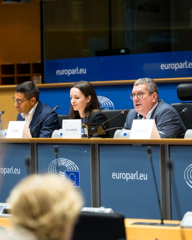 Europas Landwirtschaft steht unter Druck: Klimawandel, volatile Märkte und hohe Nachhaltigkeitsanforderungen verlangen nach neuen Lösungen. Ob biologischer Pflanzenschutz (Biocontrol) oder neue genomische Techniken (NGTs) – moderne Technologien können den Einsatz chemischer Mittel verringern, die Klimaresilienz stärken und unsere Wettbewerbsfähigkeit sichern. 🌍🚀

Zu oft jedoch bremsen politische und regulatorische Hürden unseren Fortschritt! ❗🇪🇺

Am Montag stand im Europäischen Parlament zu diesen Themen eine Konferenz auf dem Programm, zu der ich als Gastgeber einladen durfte. Zusammen mit Kolleginnen und Kollegen aus dem Parlament sowie Vertreterinnen und Vertretern der Wissenschaft, Praxis und Industrie diskutierten wir darüber, wie wir Innovationen schneller in die Hände der Landwirtinnen und Landwirte bringen können. Unser Ziel ist eine nachhaltige, starke und zukunftsfähige europäische Landwirtschaft. 🚜 👩‍🌾 💪 👨‍🌾 

📷 Quelle: EVP-Fotograf, Europäisches Parlament 2025 (@epp.paparazo)

#eu #brüssel #innovation #landwirtschaft #europeanparliament #epp #biocontrol #ngt #nachhaltigkeit #forschung #politik #zukunft #gescheitepolitik #fuerslandunddieleut #stefankoehler