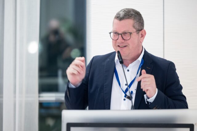 In Zukunft nur noch CO₂-neutral unterwegs? 🚗💨Erneuerbare und CO₂-neutrale Kraftstoffe senken Emissionen und schaffen wichtige Jobs in Landwirtschaft und Industrie. Europa braucht dabei technologieoffene Lösungen: Batterien, Wasserstoff und erneuerbare Flüssig- oder Gaskraftstoffe, wo volle Elektrifizierung noch nicht schnell umsetzbar ist⛽️

Ich habe mich sehr darüber gefreut, am 12. November im EU-Parlament mit Abgeordneten, der EU-Kommission und Expertinnen und Experten aus Industrie und Forschung zu diskutieren, wie unsere Monitoring-Systeme die Verkehrswende unterstützen 🚦
.
.
.
#eu #brüssel #zukunft #co2neutral #nachhaltigemobilität #verkehr #klimaschutz #innovation #fuerslandunddieleut #gescheitepolitik #stefankoehler #efuels #netzero #dekarbonisierung #fuels #h2 #batterie