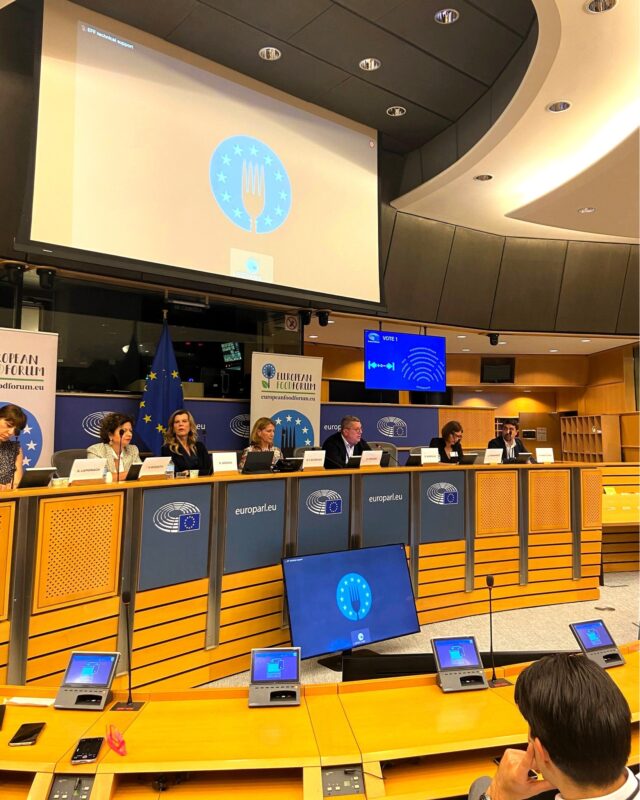 Was verstehen wir unter verarbeitete Lebensmittel? Ab wann gilt ein Produkt als verarbeitet? Und wo liegt die Grenze zu „ultra-verarbeitet“? 

Diese und weitere Fragen standen im Mittelpunkt des European Food Forum-Events „Understanding Food Processing“, zu dem ich am Dienstag gemeinsam mit den beiden Europaabgeordneten @biljana.borzan und @dario_nardella sowie Vertreterinnen und Vertretern des @europeanfoodforum eingeladen habe. 🌾 🤝

Die Lebensmittelverarbeitung ist ein zentraler Bestandteil unseres europäischen Ernährungssystems. Sie spielt eine wichtige Rolle bei der Gewährleistung von Lebensmittelsicherheit, Haltbarkeit und Nachhaltigkeit für uns Verbraucherinnen und Verbraucher. Bei der Veranstaltung haben wir mit Expertinnen und Experten über die Geschichte und technische Entwicklung der Lebensmittelverarbeitung sowie über aktuelle Herausforderungen gesprochen. Im Fokus standen die Auswirkungen auf Landwirtschaft, Gesundheit, Umwelt und Verbraucherinnen und Verbraucher. Ich freue mich sehr über diese gelungene Veranstaltung und den konstruktiven Austausch zu einem Thema, das uns alle betrifft. 🇪🇺 👍 

#eu #brüssel #europeanfoodforum #lebensmittelverarbeitung #nachhaltigeernährung #lebensmittel #agrarpolitik #landwirtschaft #stefankoehler